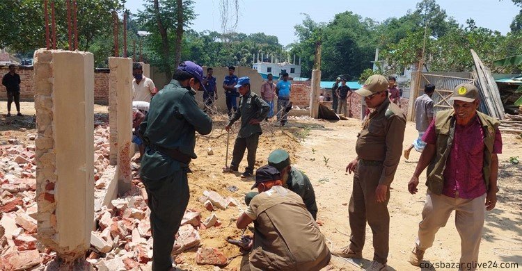 উচ্ছেদ করলো প্রশাসন কক্সবাজারে পাহাড় কেটে স্থাপনা নির্মাণ