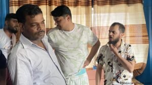 তিন পর্যটককে আটক করে সতর্ক করল প্রাশাসন সৈকতে নামায়